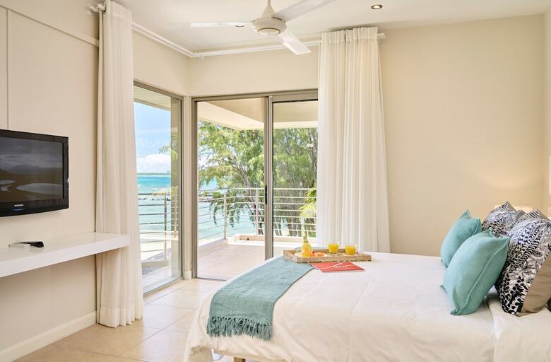 Apartamentos Bon Azur Beachfront Suites And Penthouses By Lov