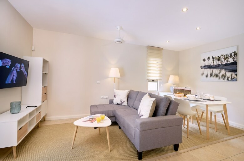 Apartamentos Bon Azur Beachfront Suites And Penthouses By Lov