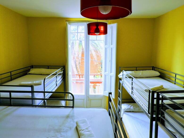 Hostal Feetup Garden House Hostel Barcelona
