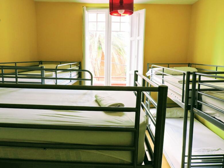 Hostal Feetup Garden House Hostel Barcelona