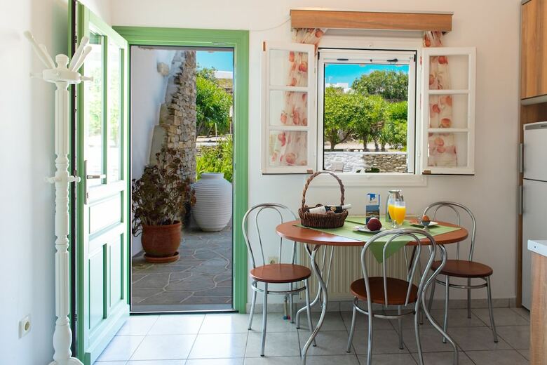Bed & Breakfast Rooms & Apartments Archontou