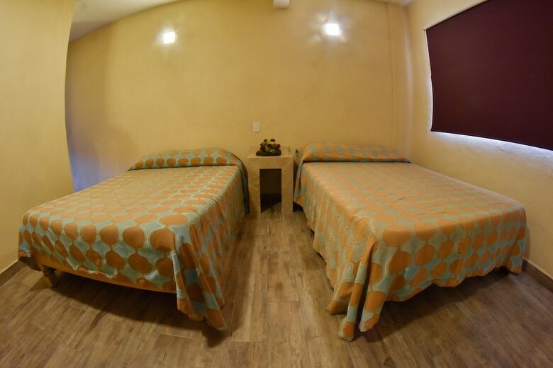 Hotel Valenciana Midway Inn