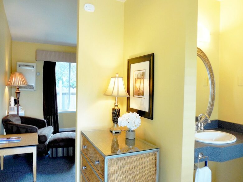 Motel Sea Breeze Inn And Cottages