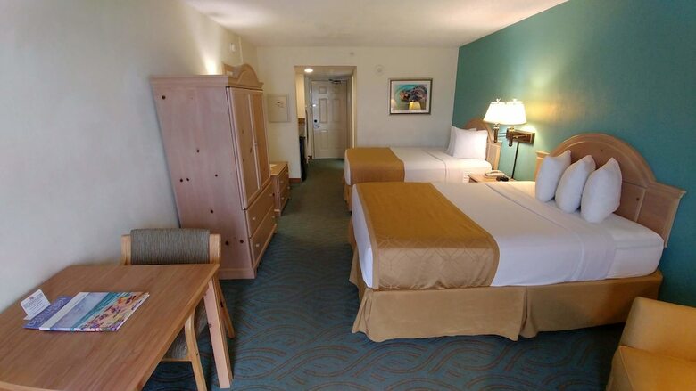 Tropical Winds Oceanfront Hotel