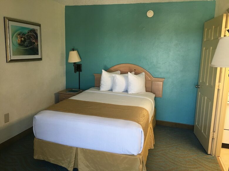 Tropical Winds Oceanfront Hotel