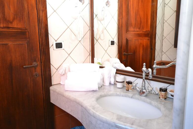 Galanias Hotel & Retreat