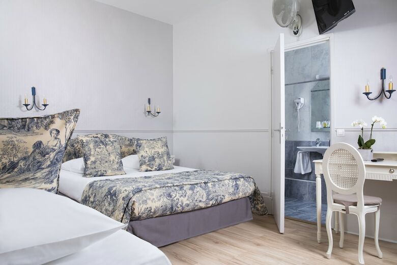 A L'hotel Des Roys
