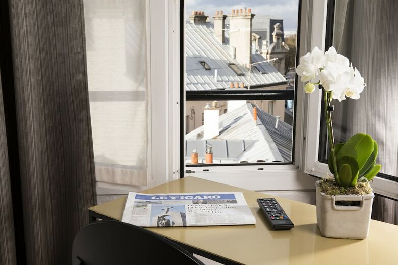 A L'hotel Des Roys