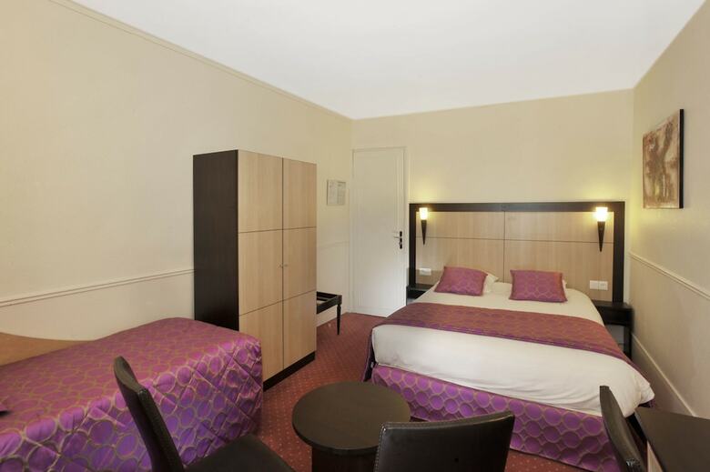 A L'hotel Des Roys