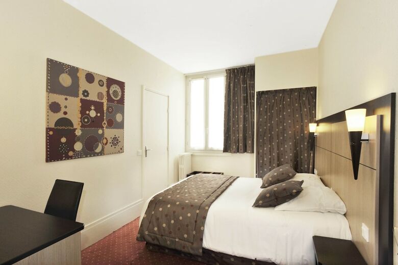 A L'hotel Des Roys