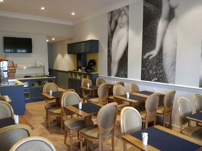 A L'hotel Des Roys