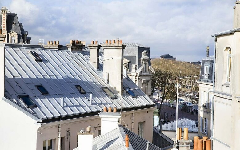 A L'hotel Des Roys