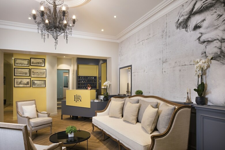 A L'hotel Des Roys