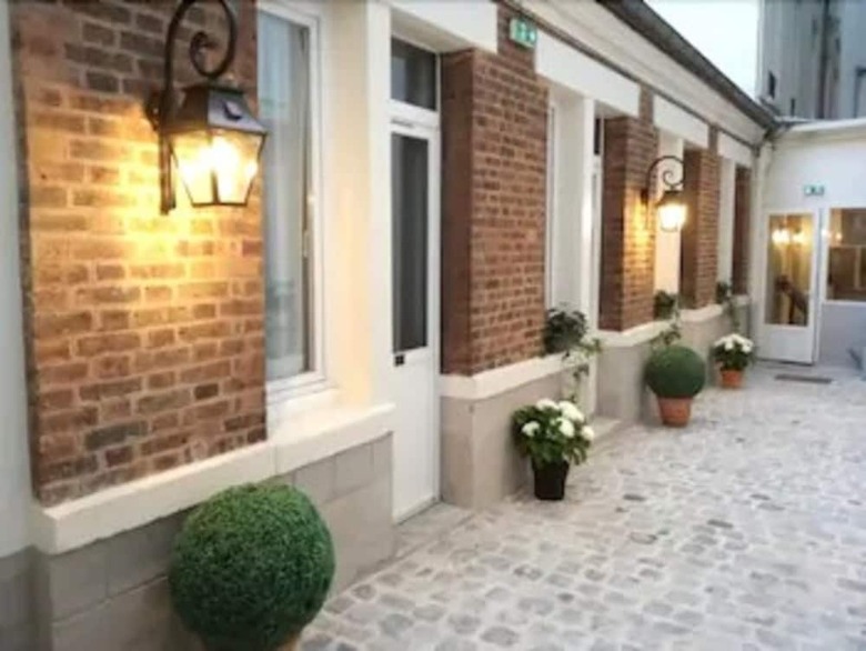 A L'hotel Des Roys