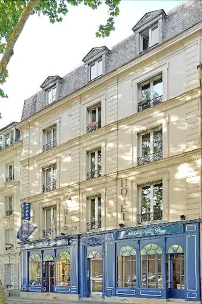 A L'hotel Des Roys
