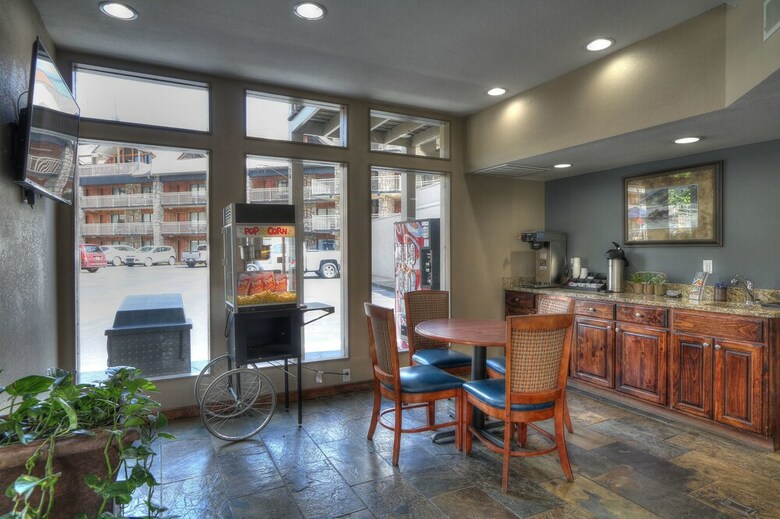 Hotel Crossroads Inn & Suites