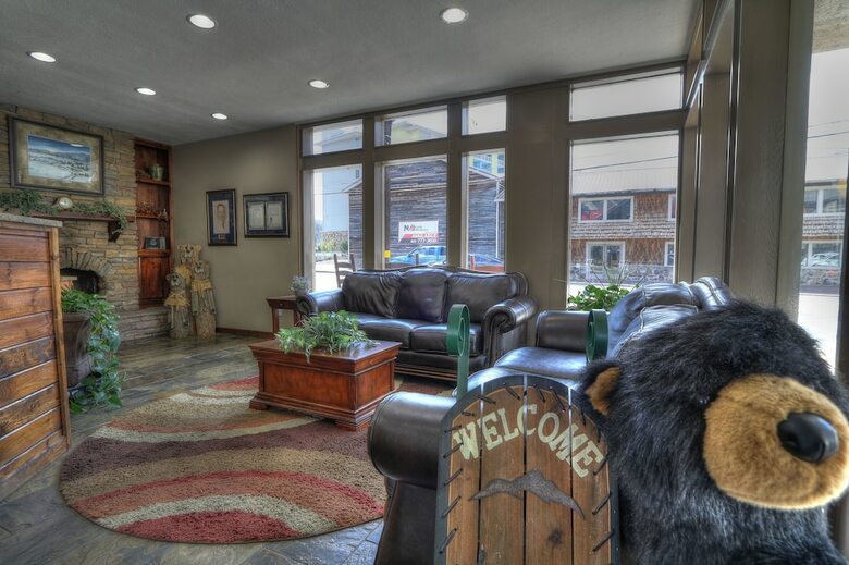 Hotel Crossroads Inn & Suites