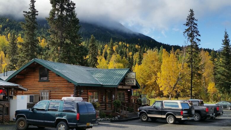 Cabana Gwin's Lodge & Roadhouse Est. 1952