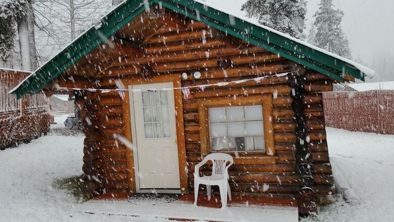 Cabana Gwin's Lodge & Roadhouse Est. 1952