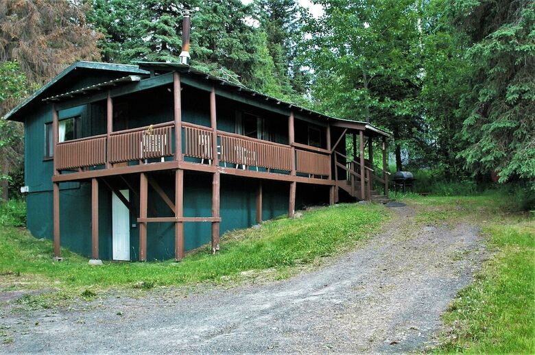 Cabana Gwin's Lodge & Roadhouse Est. 1952