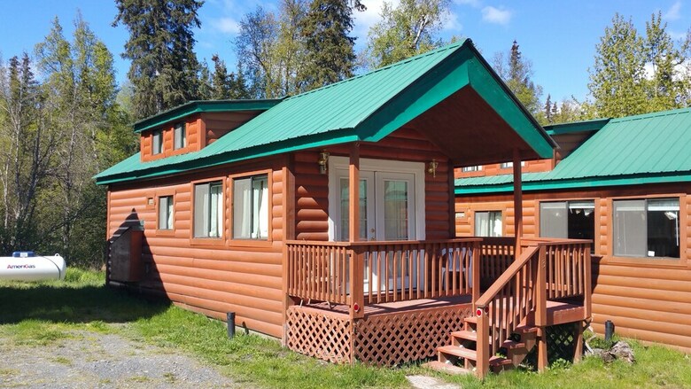 Cabana Gwin's Lodge & Roadhouse Est. 1952