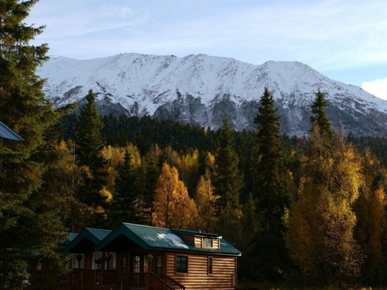 Cabana Gwin's Lodge & Roadhouse Est. 1952