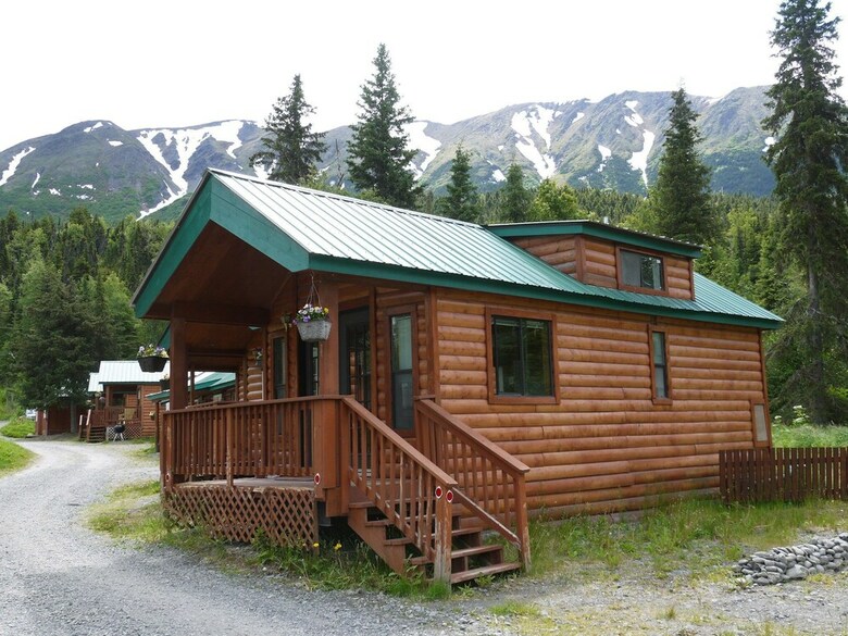 Cabana Gwin's Lodge & Roadhouse Est. 1952