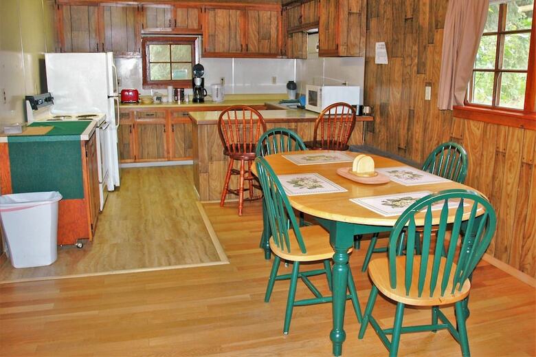 Cabana Gwin's Lodge & Roadhouse Est. 1952