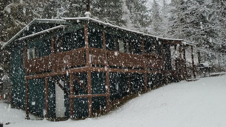 Cabana Gwin's Lodge & Roadhouse Est. 1952