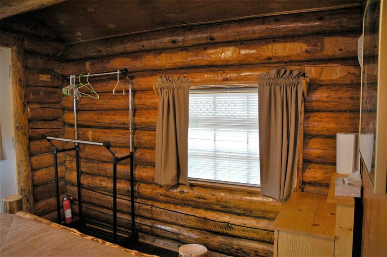 Cabana Gwin's Lodge & Roadhouse Est. 1952