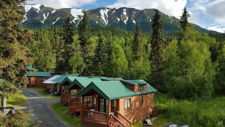 Cabana Gwin's Lodge & Roadhouse Est. 1952