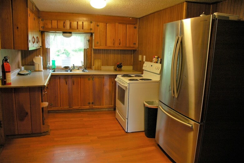 Cabana Gwin's Lodge & Roadhouse Est. 1952