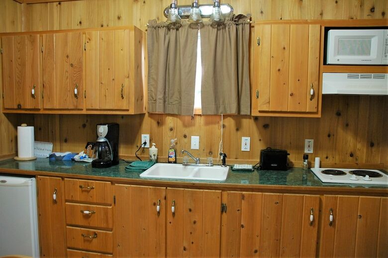 Cabana Gwin's Lodge & Roadhouse Est. 1952
