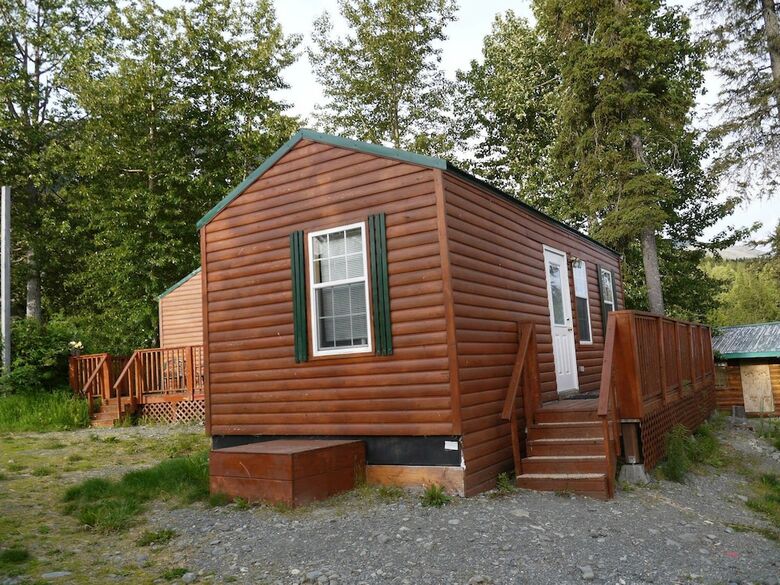 Cabana Gwin's Lodge & Roadhouse Est. 1952