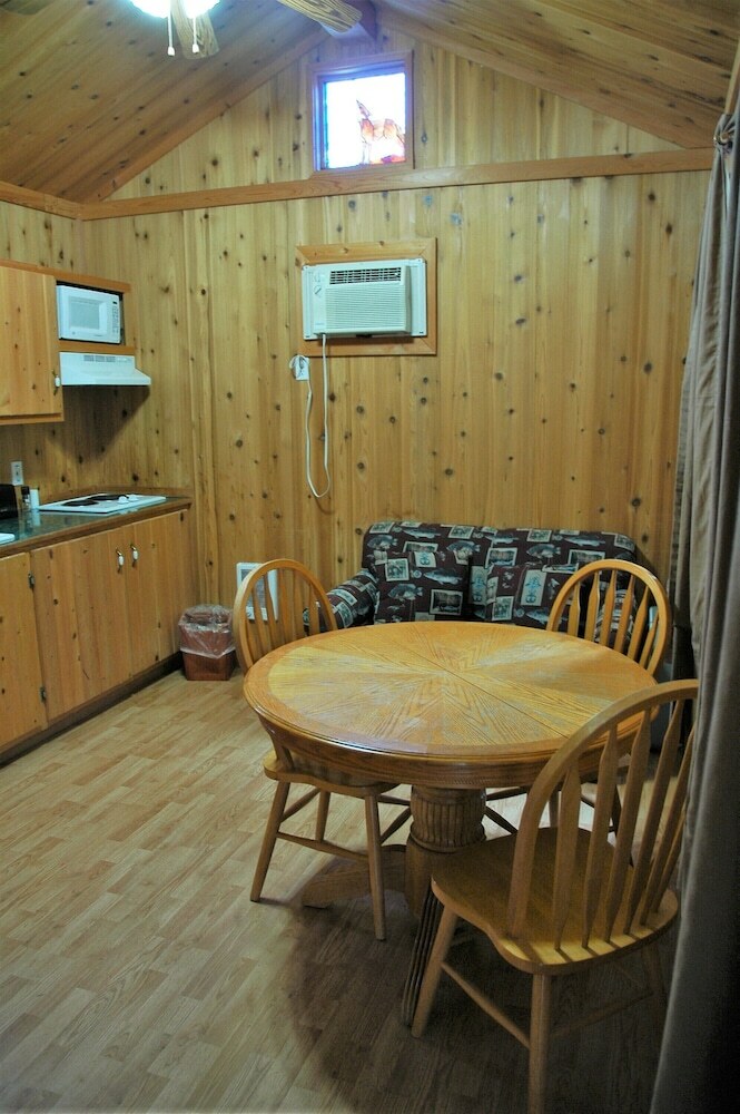 Cabana Gwin's Lodge & Roadhouse Est. 1952