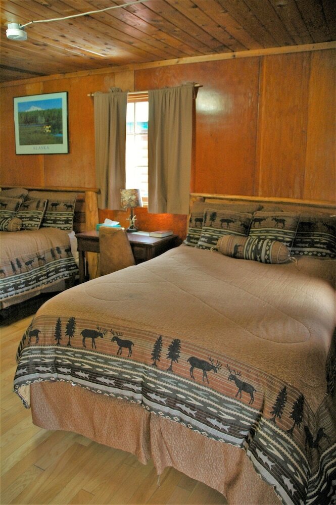 Cabana Gwin's Lodge & Roadhouse Est. 1952