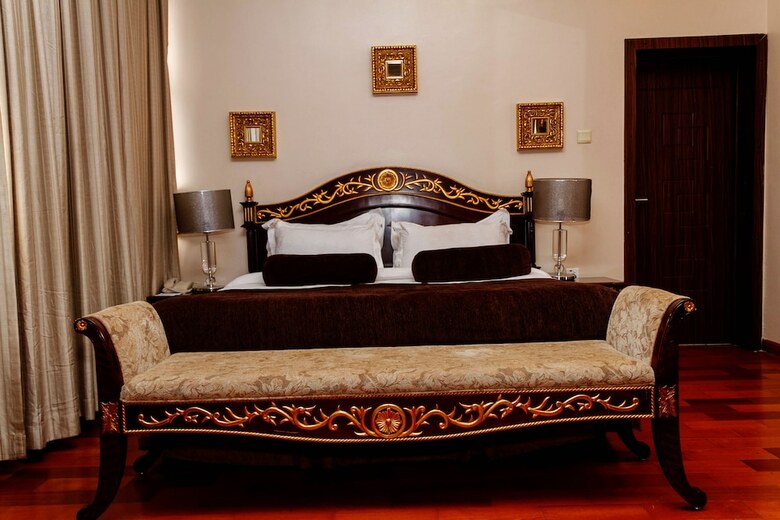 Owu Crown Hotel
