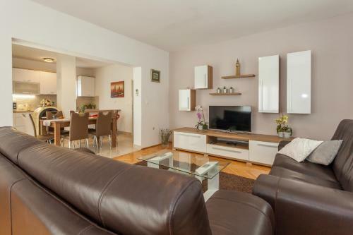 Dama Apartment