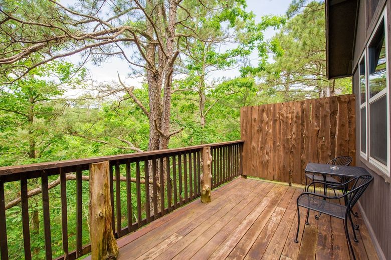 Cabana Eureka Springs Treehouses, Hobbit Caves & Castles