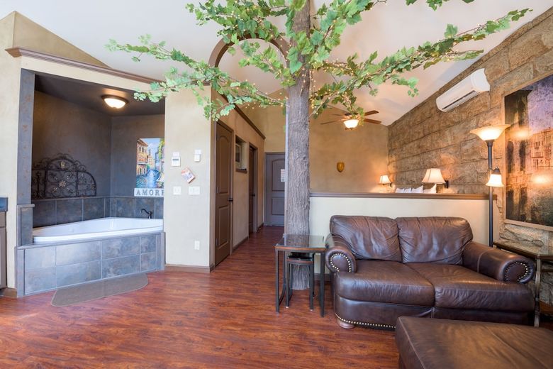 Cabana Eureka Springs Treehouses, Hobbit Caves & Castles