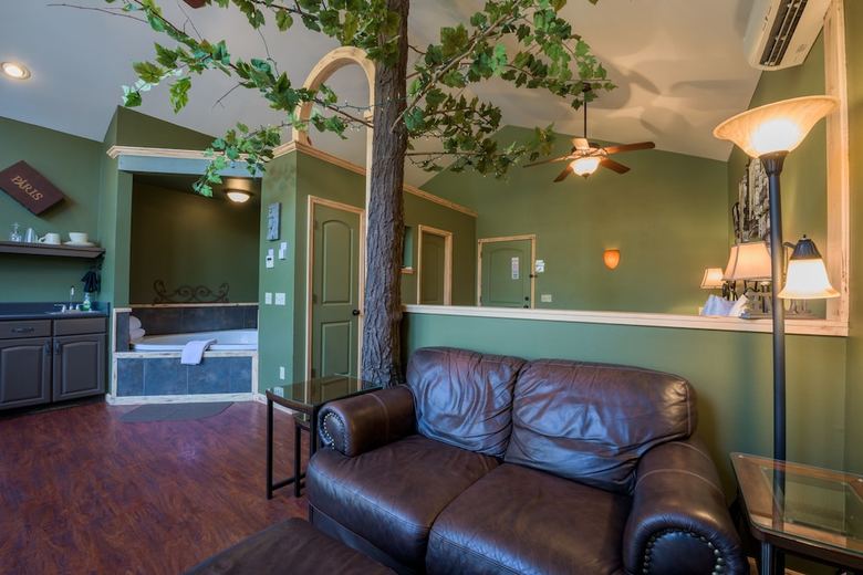 Cabana Eureka Springs Treehouses, Hobbit Caves & Castles