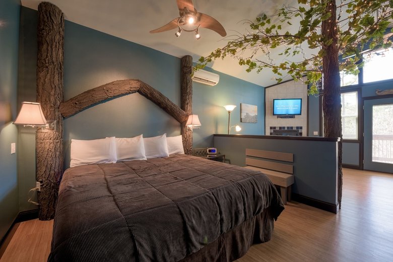 Cabana Eureka Springs Treehouses, Hobbit Caves & Castles