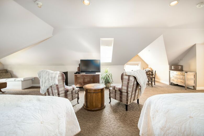 Bed & Breakfast O Canada House