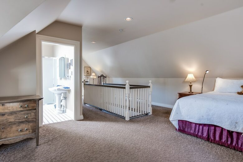 Bed & Breakfast O Canada House