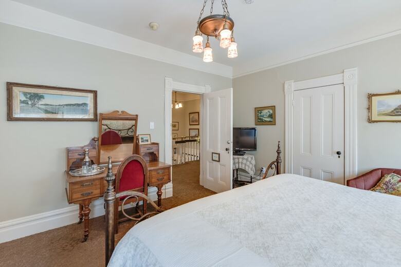 Bed & Breakfast O Canada House