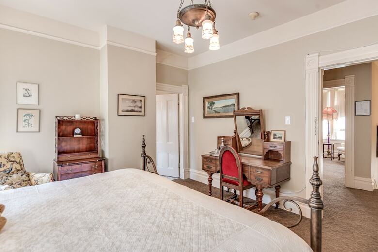 Bed & Breakfast O Canada House