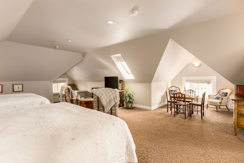 Bed & Breakfast O Canada House