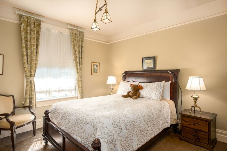 Bed & Breakfast O Canada House
