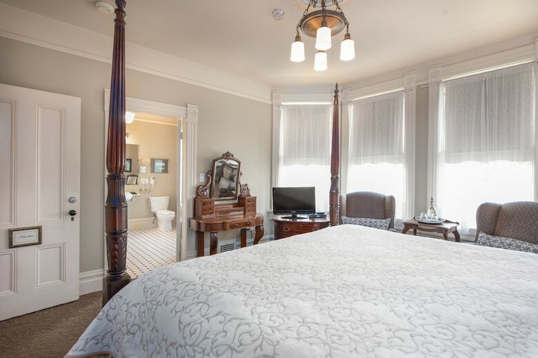 Bed & Breakfast O Canada House