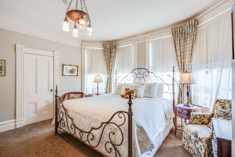 Bed & Breakfast O Canada House